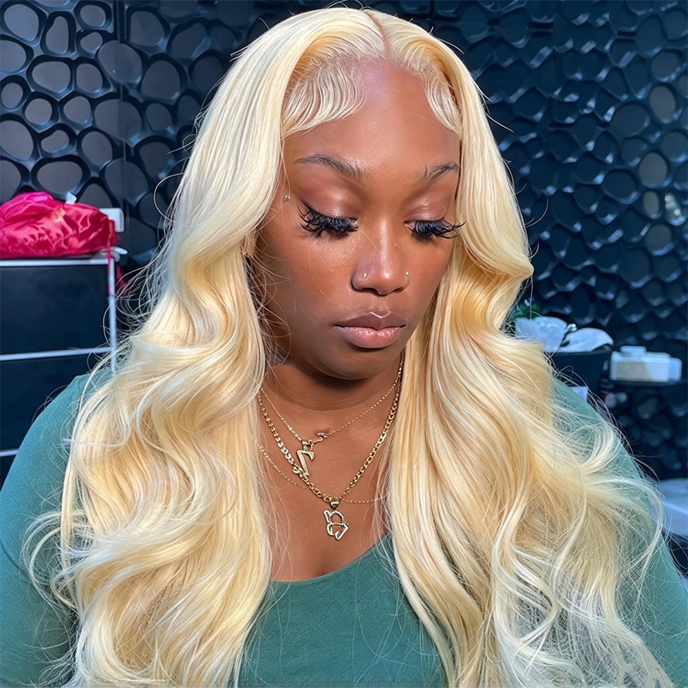 613 Blonde Body Wave Lace Front Wig - 13x4のブロンド（613）のボディウェーブ・レースフロントウィッグ。前髪部分はあらかじめ処理済み。密度は200%。13x6のHD透明レースフロントを使用。ブラジル産の人毛を使用したウィッグで、女性向け。長さは40インチと46インチ。
